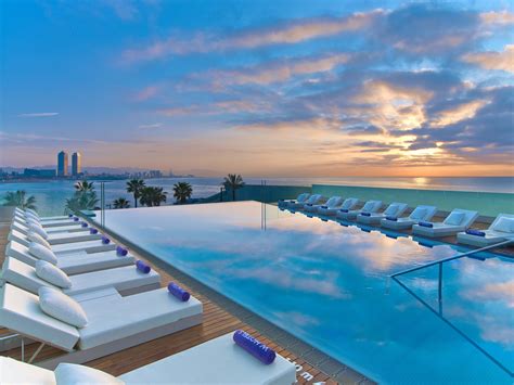 barcelona hotel am strand mit pool