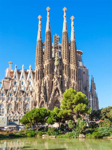 barcelona spain church la sagrada familia