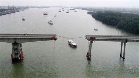 barge hits china bridge