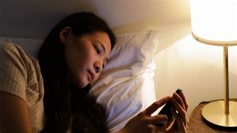 Batasi Penggunaan Handphone Sebelum Tidur