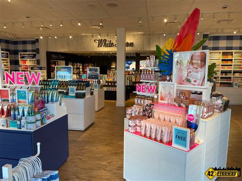 bath and body works opening time