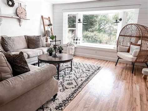 bay window bedroom with accent wall