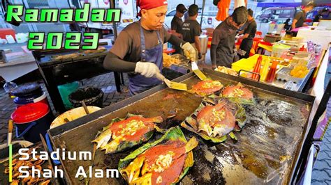 Bazar Ramadhan around Shah Alam o f f t h e w a l l