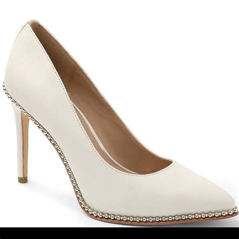 Bead Chain Trim Pumps
