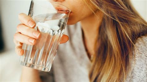 beber agua ayuda a bajar de peso