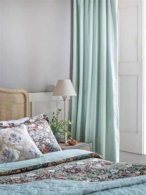 bedroom curtains for small rooms