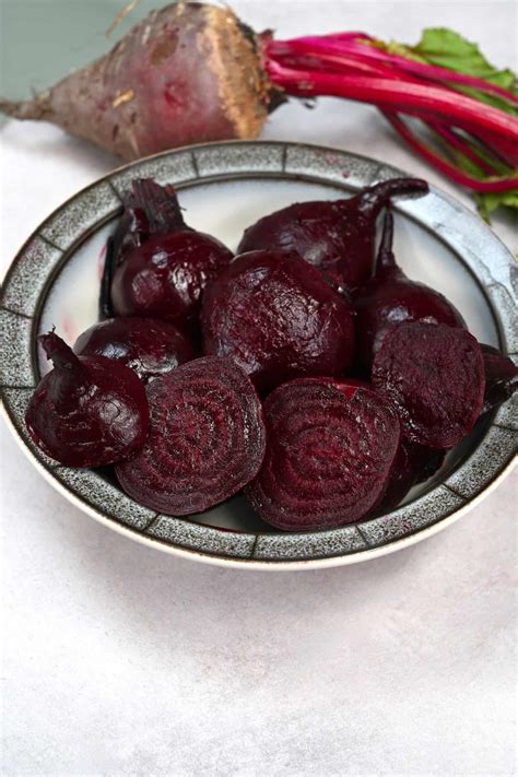 Cooking beetroot whole