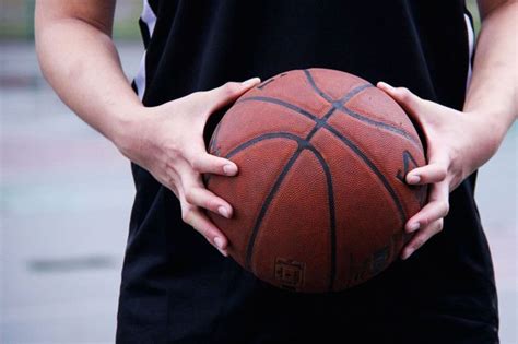 Berikut Yang Tidak Termasuk Operan Dalam Bola Basket Adalah Sinau