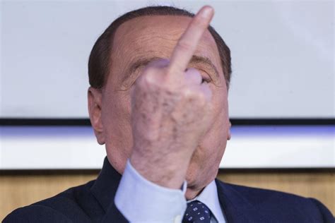 berlusconi dito medio