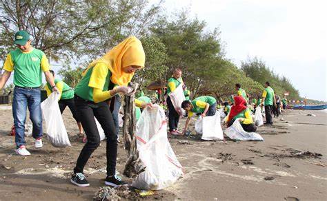 Bersihkan sampah pantai depok