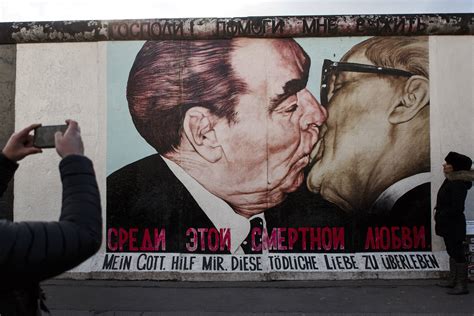 La historia del beso más buscado del muro de Berlín NIUS