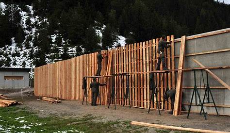 Holz in der Betonmauer stockbild. Bild von platz, architektur - 50843953