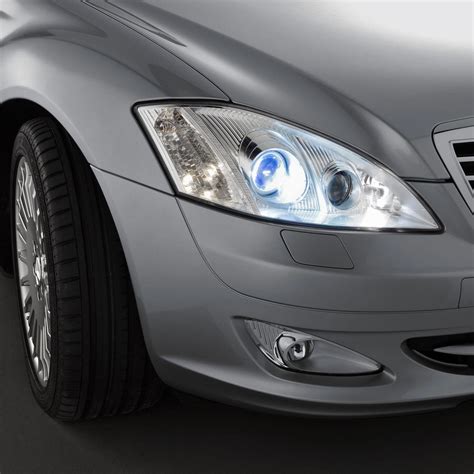 Bi-Xenon Headlights With Active Curve Illumination