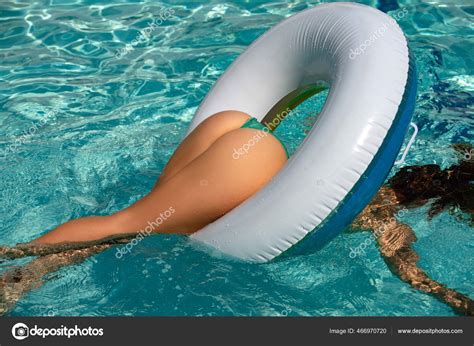 big booty by the pool