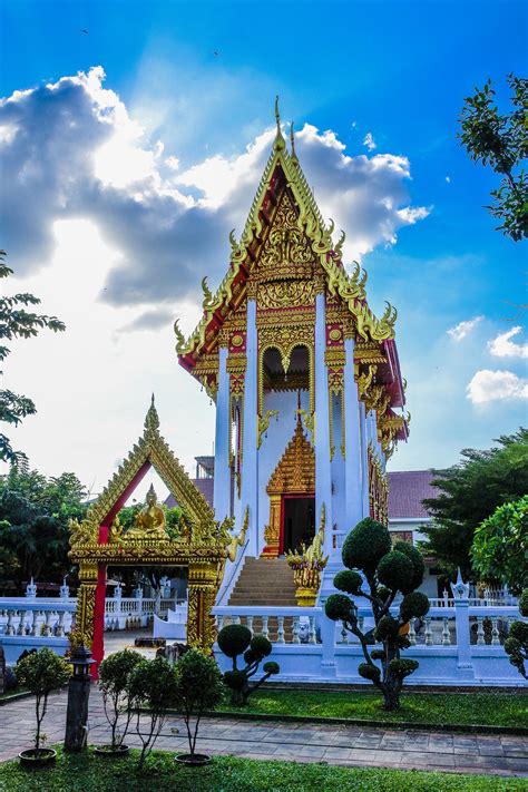 biggest religion of thailand
