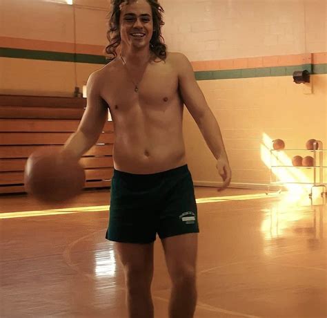 billy hargrove physique