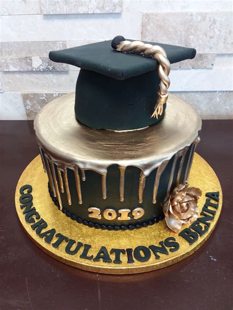 MyMoniCakes Rose gold and black graduation cake