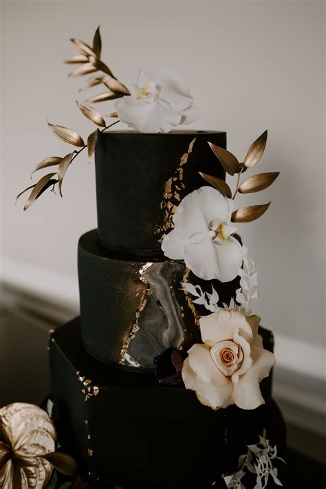 Unleash The Glitz And Glam With These Black And Gold Wedding Cake Recipes