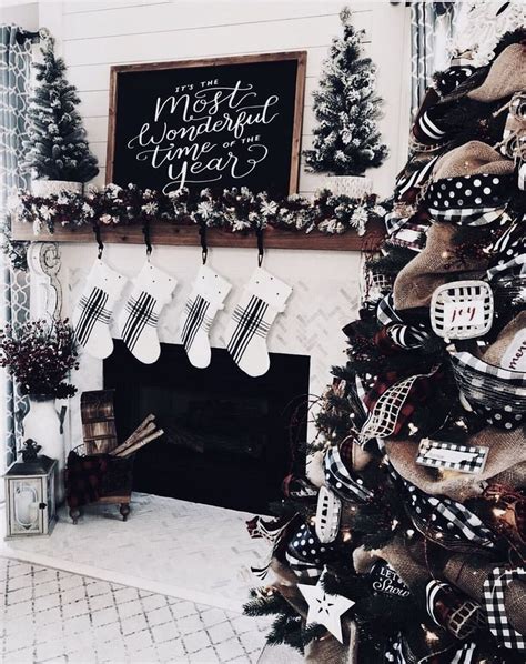 Black and White Christmas Decor: Classic Elegance for the Holidays
