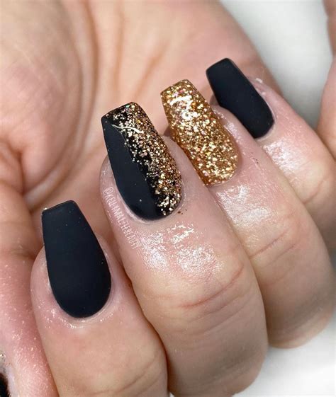 Pin by mileny llerenas on Nails Gold nails, Black nail designs, Gold