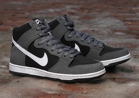 black and grey nike shoes