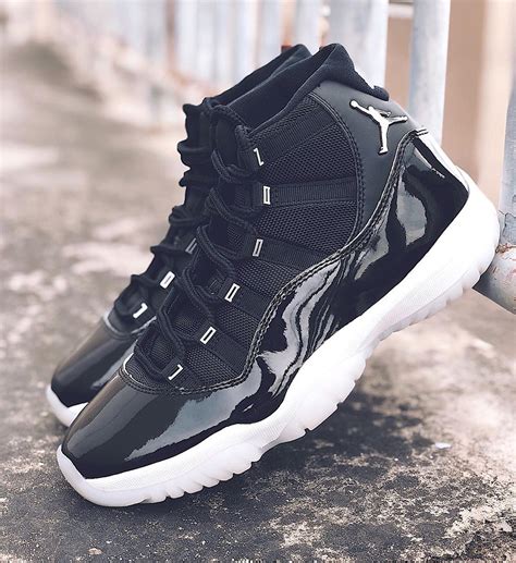 black jordan 11 shoes