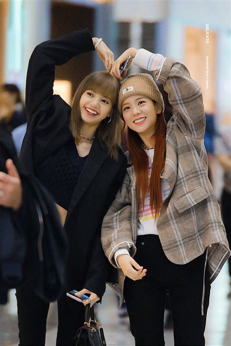 blackpink lisa and jisoo