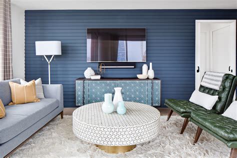 comica.shop:blue accent wall with gray walls living room