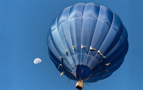 blue hot air balloon background