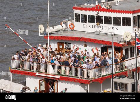 boat party crowd