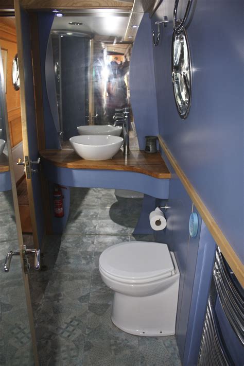 boats with bathrooms