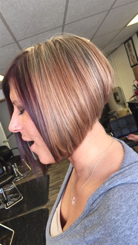 Short, fun and flippy wig with bangs in the front and a tapered neck