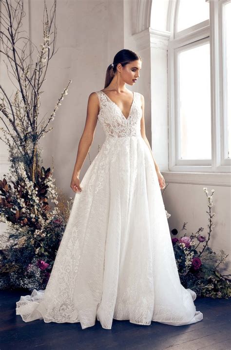 Buying A Wedding Gown For Your Body Shape Apple Paloma Blanca