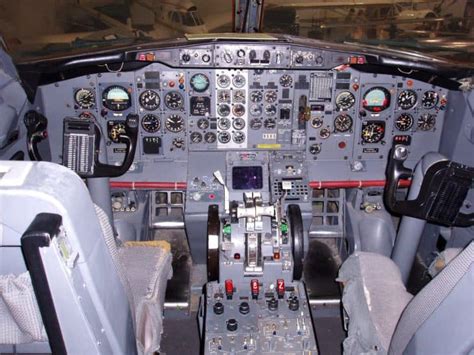 boeing 737-200 cockpit layout