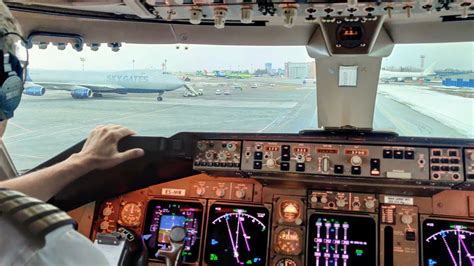 boeing 747 cockpit landing