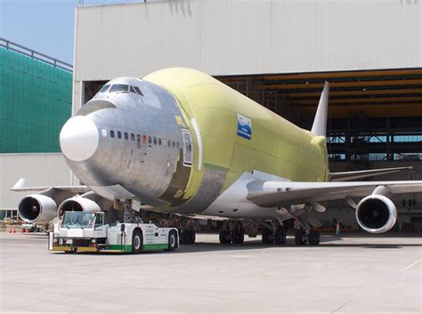 boeing 747 dreamlifter modification