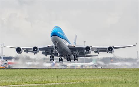 boeing 747 taking off