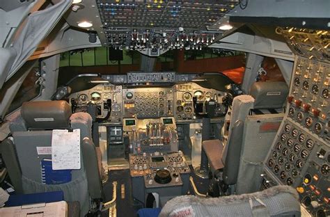 boeing 747-300 cockpit