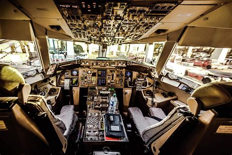 boeing 767 cockpit