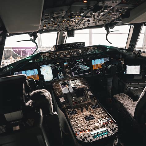 boeing 777-9 cockpit