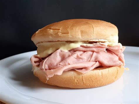 bologna sandwich with mayo