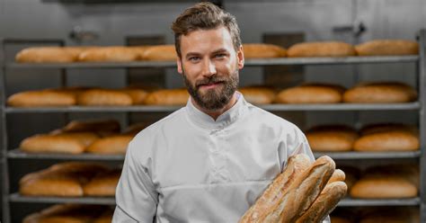 Boulanger pétrissant la pâte