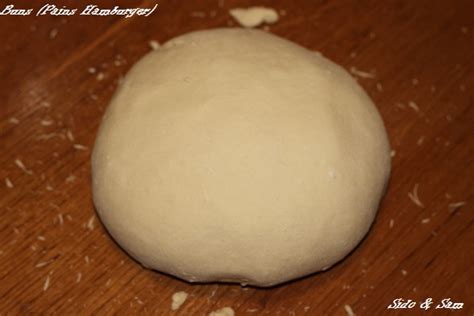 Boules de pâte façonnées en pains à hamburgers