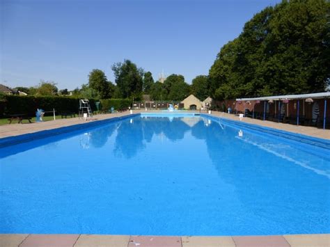 bourne outdoor swimming pool location