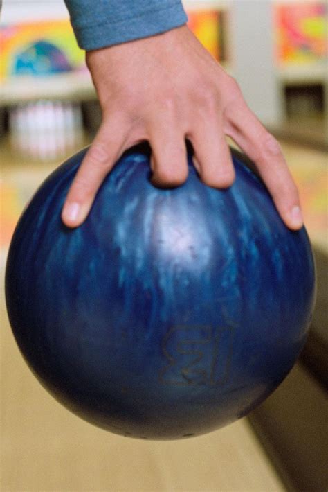 3 Ways to Hold a Bowling Ball wikiHow
