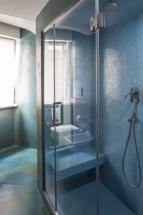 box doccia con piastrelle a mosaico