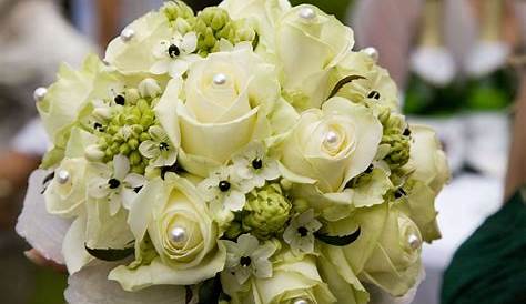 Weiße Calla mit cremefarbenen Rosen und mit Perlen