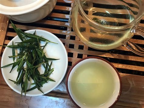 急須から湯気とともに注がれる温かい笹茶