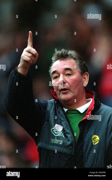 brian clough manager nottingham forest f.c