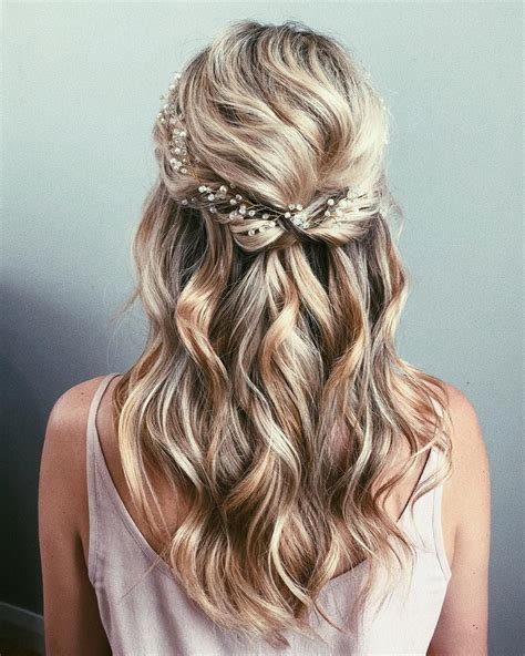  79 Stylish And Chic Bridal Party Hairstyles For Medium Length Hair With Simple Style